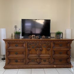 DRESSER