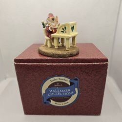 New Hallmark 1989 TENDER TOUCHES Mouse at Desk Figurine Box Christmas Figurine 

Figurine is brand new,  never displayed 
Box has some storage wear
Th