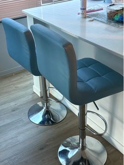 2x barstools