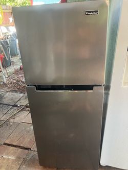 MAGIC CHEF APT SIZE FRIDGE STAINLESS STEEL 23.5" WIDE 59.5" TALL WORKS PERFECT