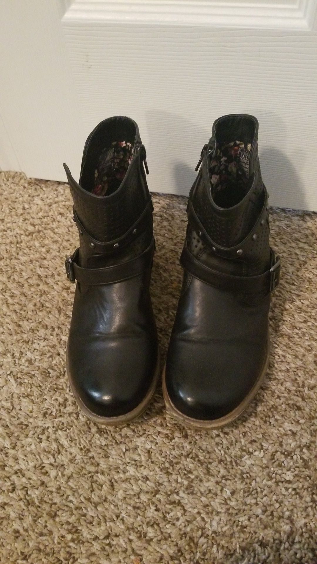 Girls size 4 Sketcher boots