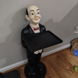 
Vintage Butler with tray statue 36"
Very good shape. Located in Montgomery village MD. Statue. Figure 
