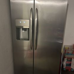 FRIGIDAIRE GALLERY REFRIGERATOR 