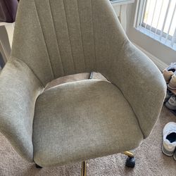 Beautiful Vintage Design Chair With Wheel