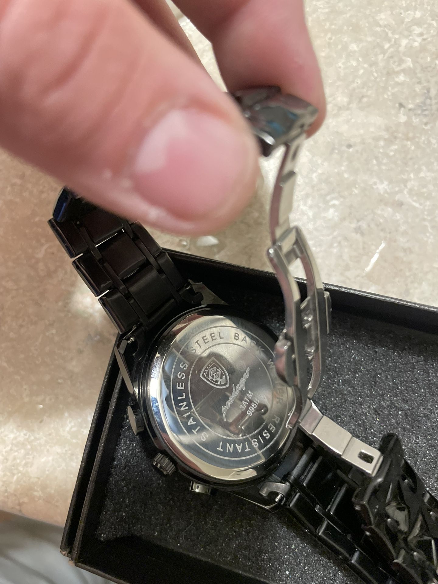 Poedagar Black And Gold Watch