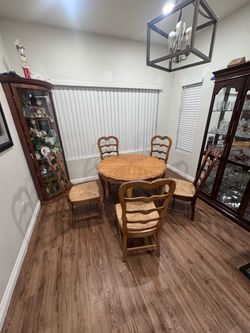 Round Oak Dining Table with chairs