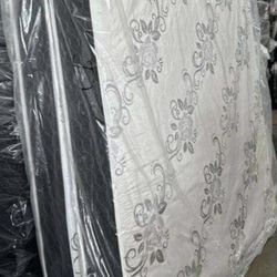 King Size Deluxe Mattress And Box Spring 