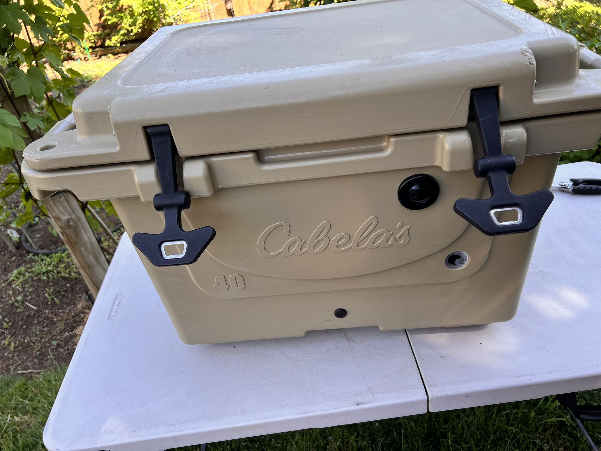 Cabelas Polar Cap Equalizer 40 Qt Cooler