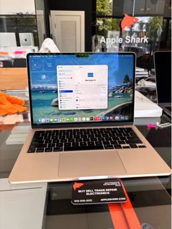 MacBook Air 13” M2 Chip 16GB Ram 256SSD! 90 Day warranty! We offer financing.