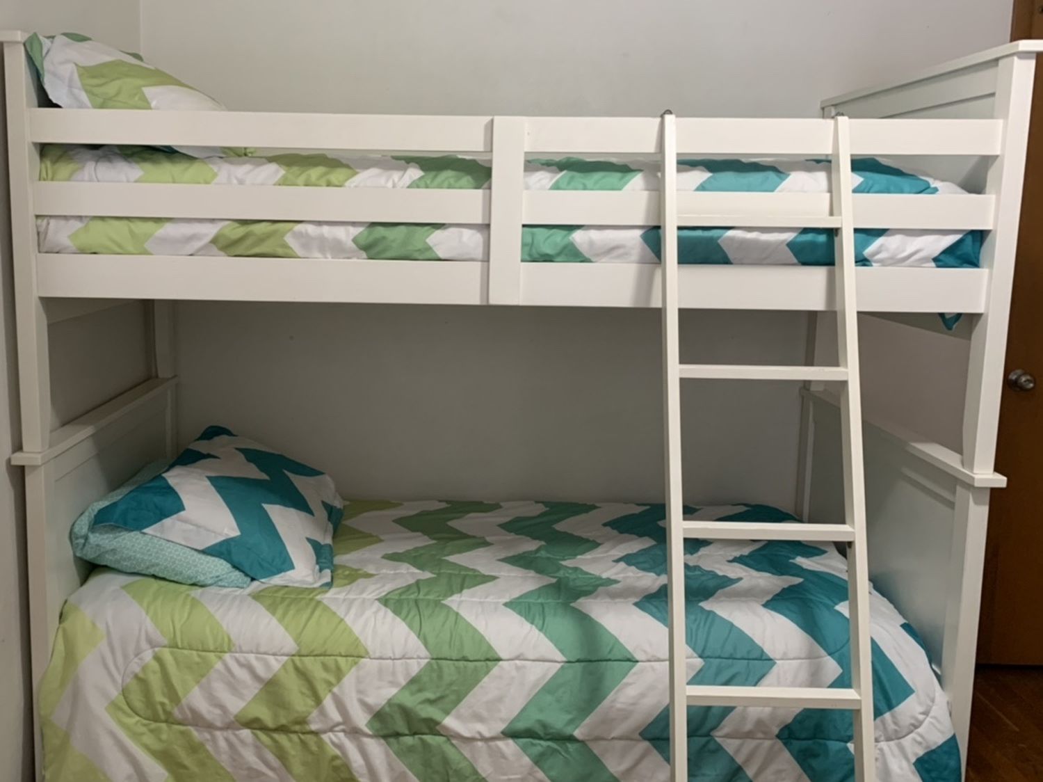 White Wooden Twin Bunkbeds With Mattressess