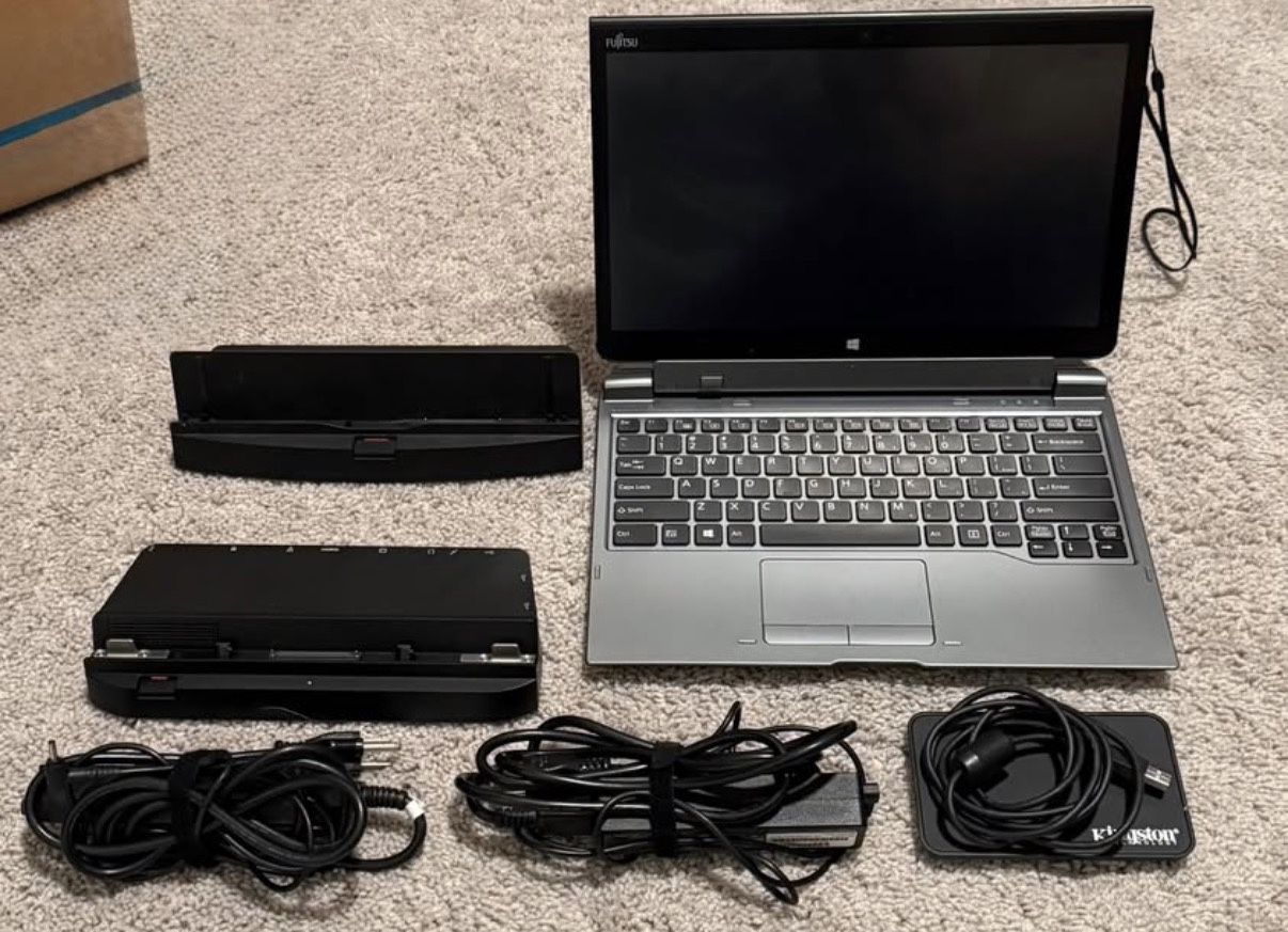 Fujitsu Q775 Laptop Package