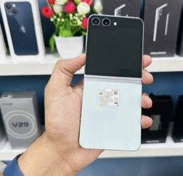 Samsung Galaxy Z flip 5 Fully Unlocked