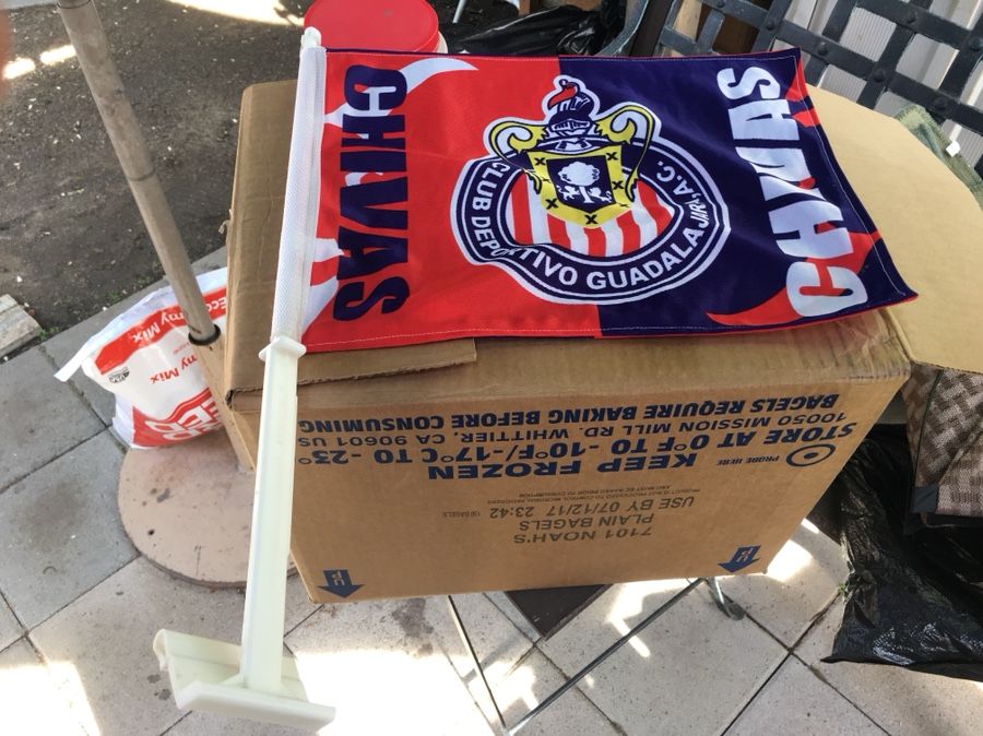 Vendo bandera de chivas para carro nueva.
