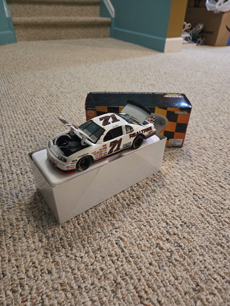 1/24 (Realtree)Dave Marcis Nascar Diecast Car