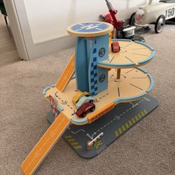 Wood Toy Parking Garage - great Condition 