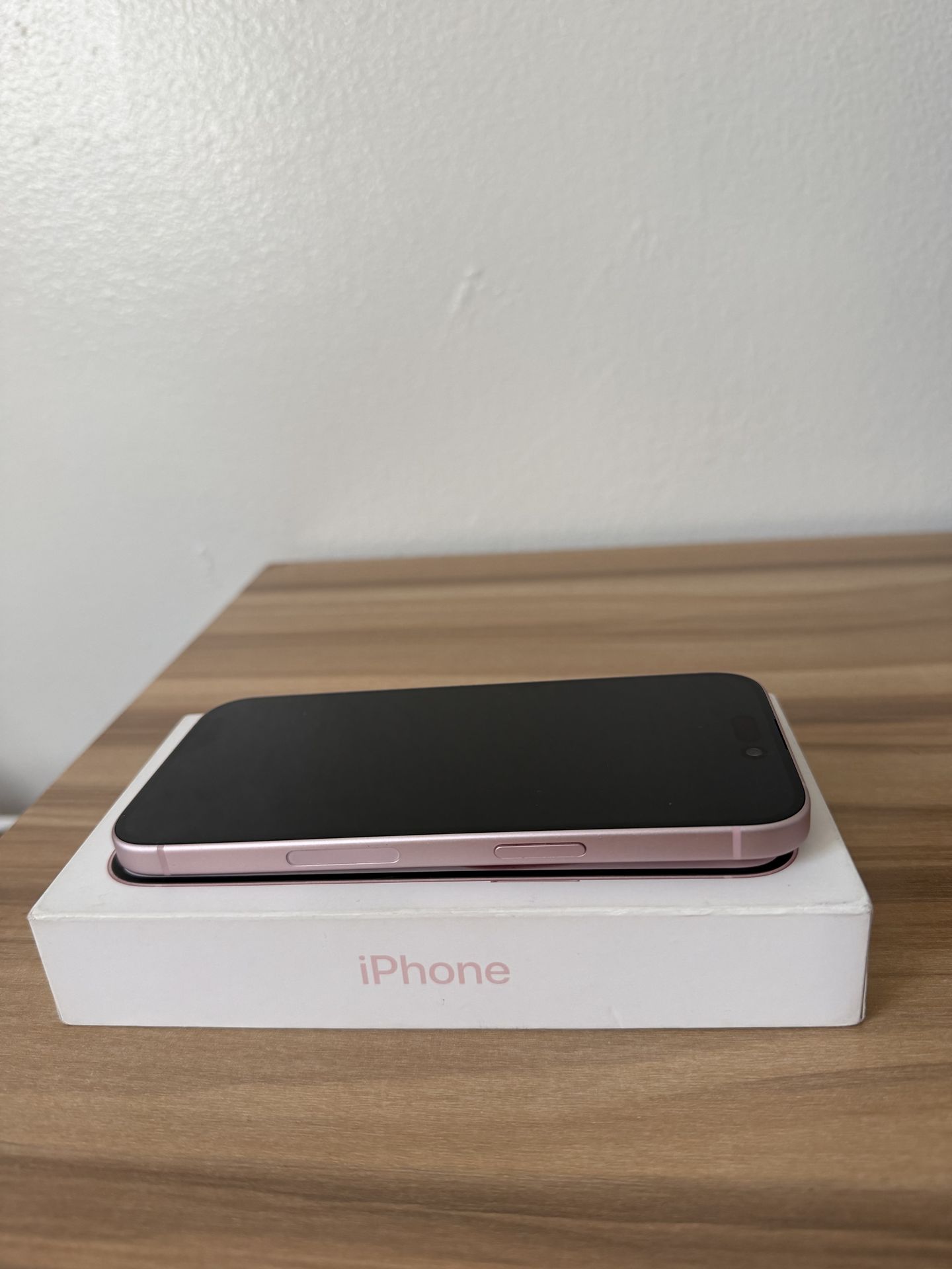 Pink Apple iPhone 15 (256GB)