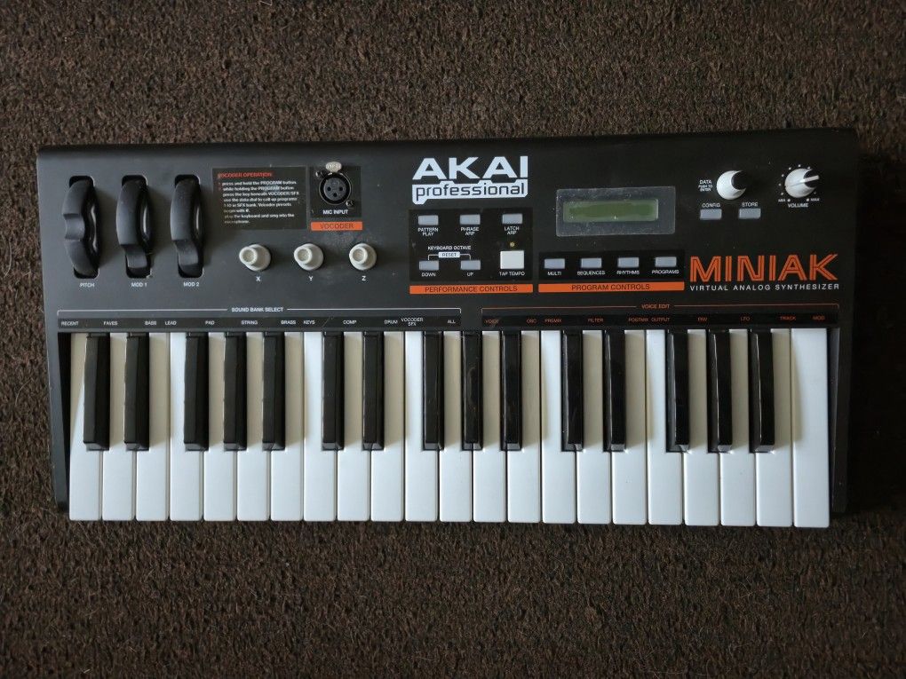 AKAI PROFESSIONAL MINIAK VIRTUAL ANALOG SYNTHESIZER