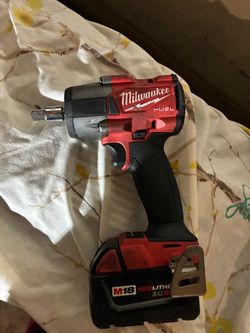 Milwaukee 1/2in Impact wrench with two batteries