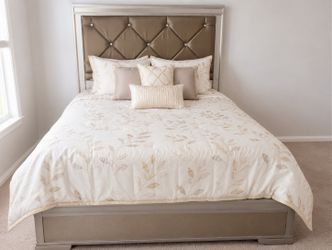 Gorgeous Wooden Bedroom Set (Bed Frame, Dresser + Mirror, Side Table) – Moving Sale