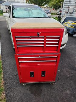 Tool kit with wheels and key
