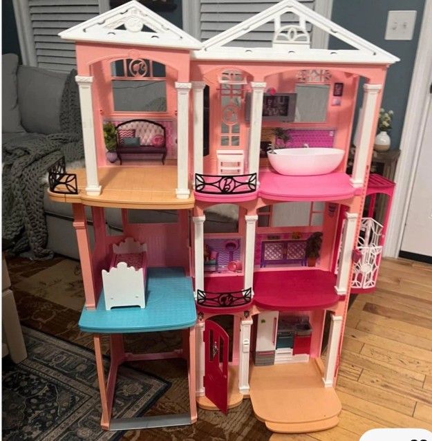 Barbie's Dream House And Barbies