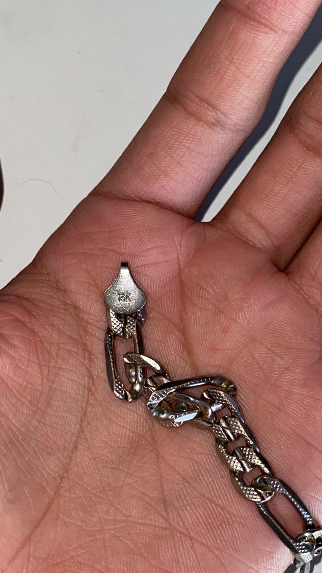 18K white gold chain,missing hook. 5 Grams