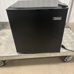 Midea 1.6-cu ft Mini Fridge with Freezer ( Black ) ENERGY STAR.. like new $80