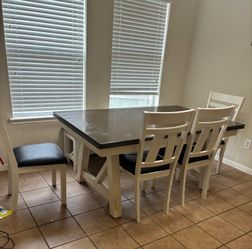 Dinner table that expands