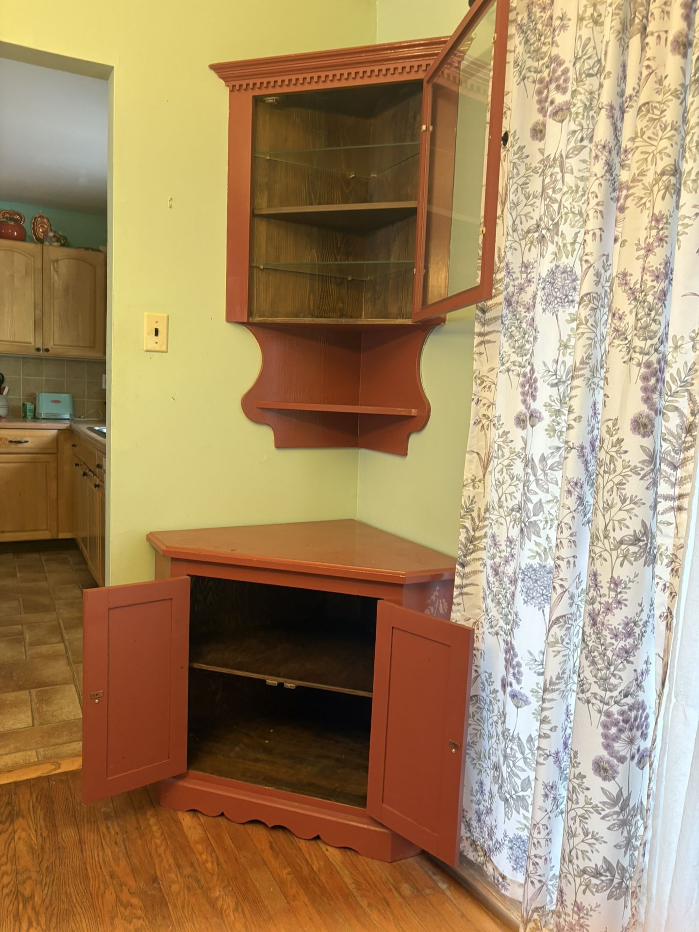 Corner cabinet