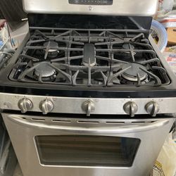GE Stove, 5 Burners. Stainless Steel, Convection