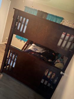 Cama queen con colchones incluidos/ Queen Bed and mattress