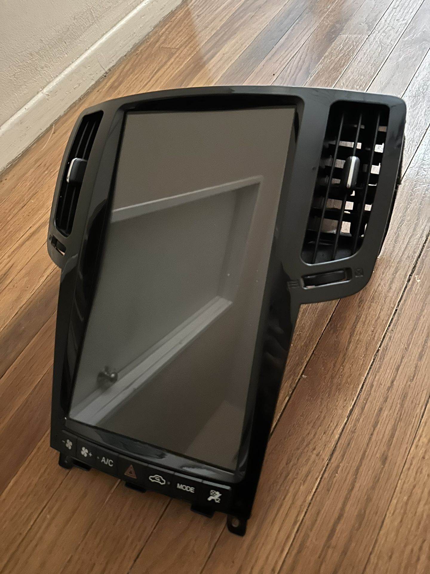 G37 Coupe Tesla Screen