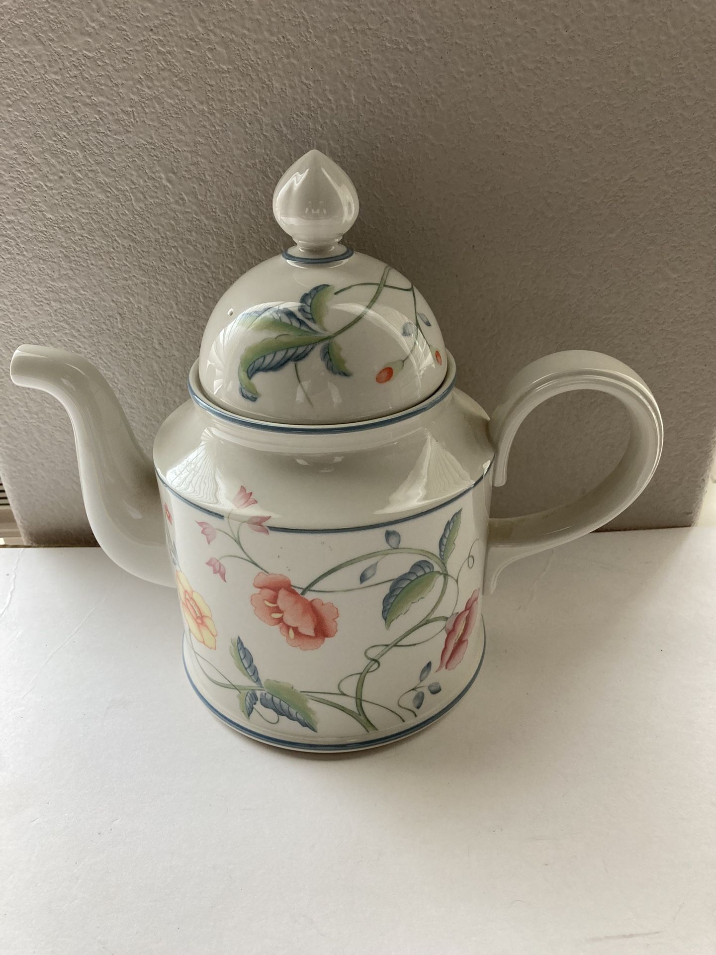 German Villeroy & Boch Albertina Porcelain Tea/Coffee Pot with Lid. No chip & crack.