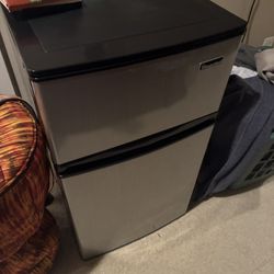 Magic Chef Mini Fridge/freezer