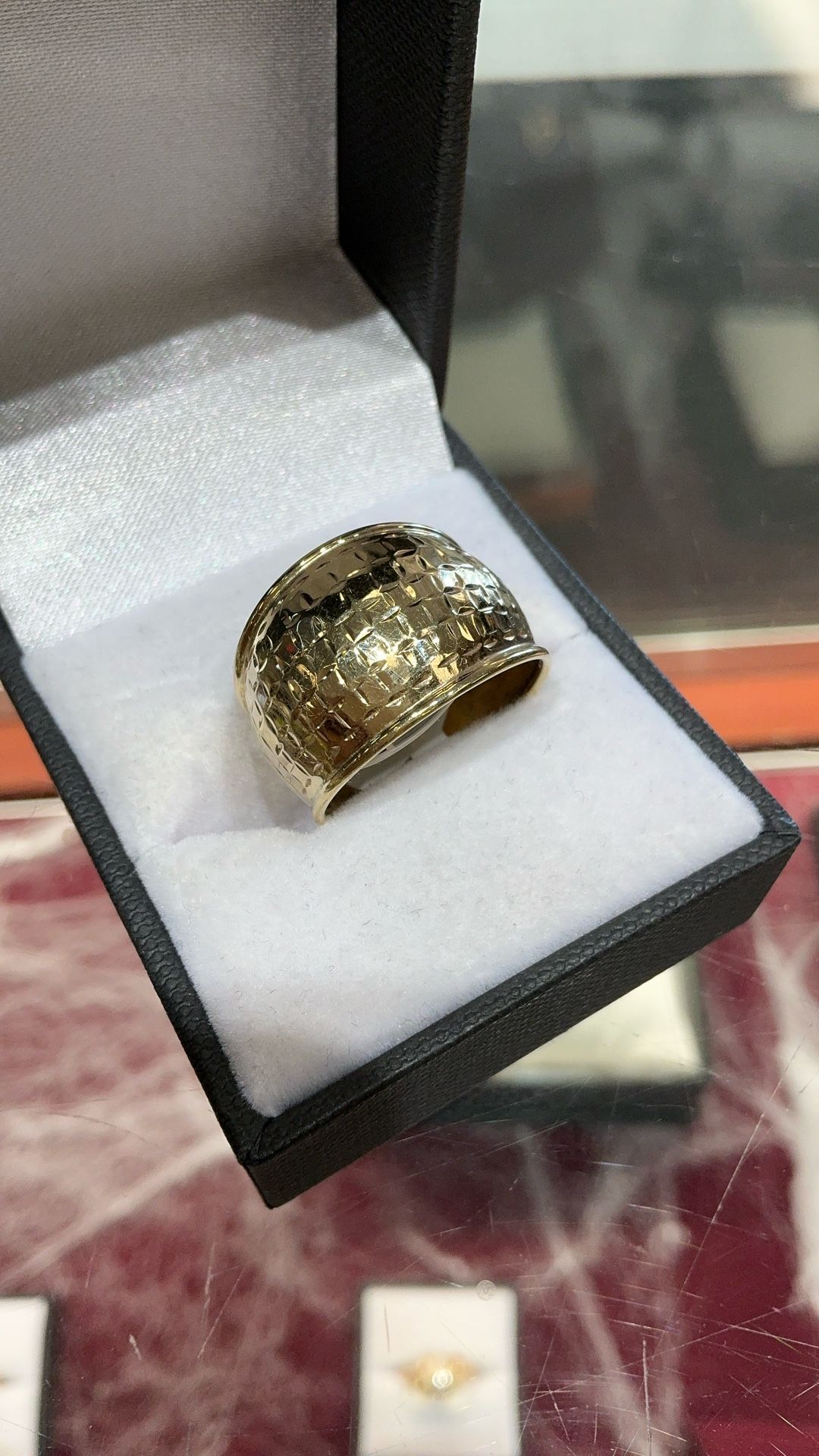 10k Gold Lady’s Ring. Size 8.5. Anillo