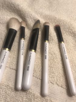 MAC MAKEUP BRUSHES