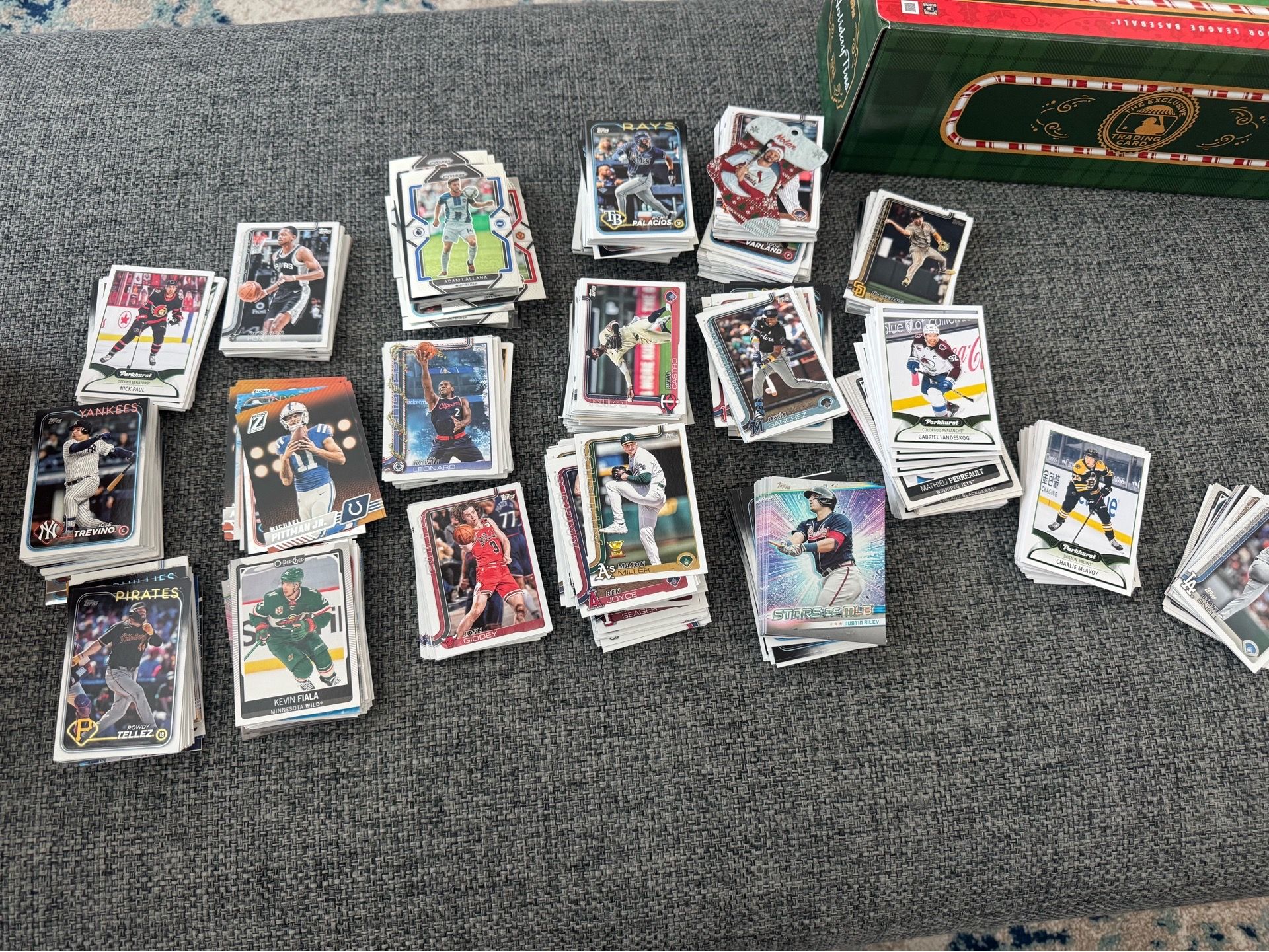 1,000 + Sports cards - NHL, MLB, NFL, NBA, EPL