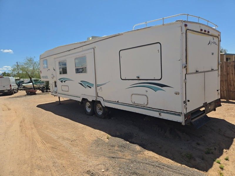 TOY HAULER 5TH WHEEL