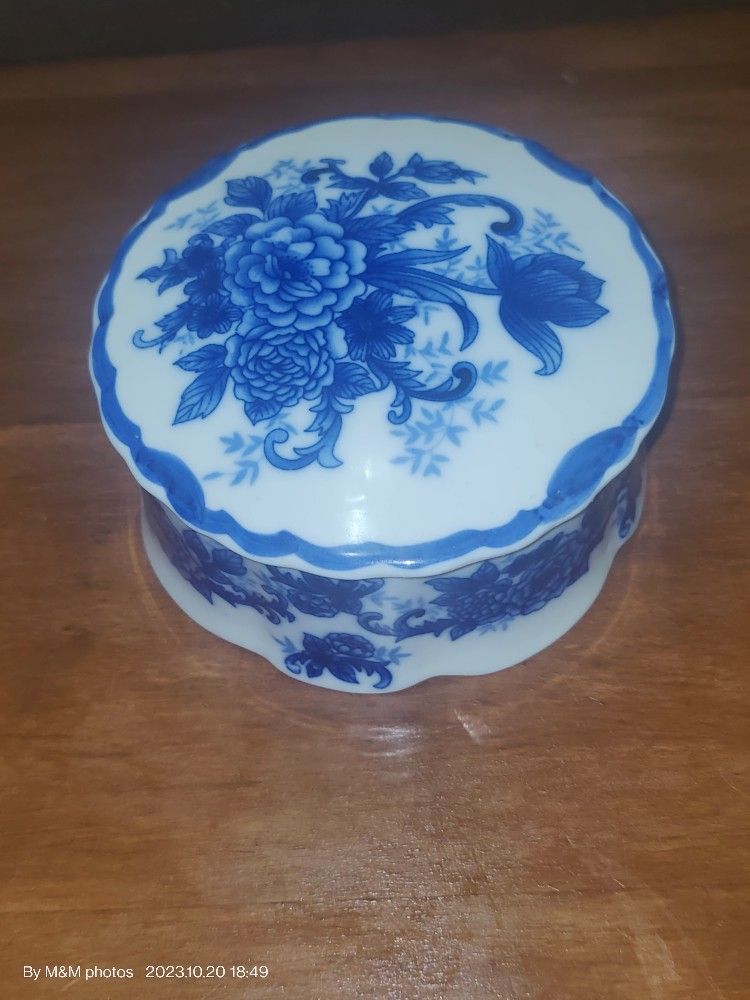 Blue & White Trinket Box Dresser Jar Powder Candy Jewelry Buttons 

