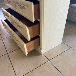 White wood bedroom dresser set