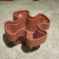 4 Plastic Flower Pots