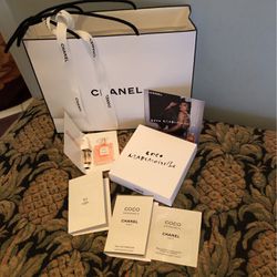 Chanel Parfum (4)sm Box In Shop Bag https://offerup.com/redirect/?o=UmliYm9uLk5ldw==