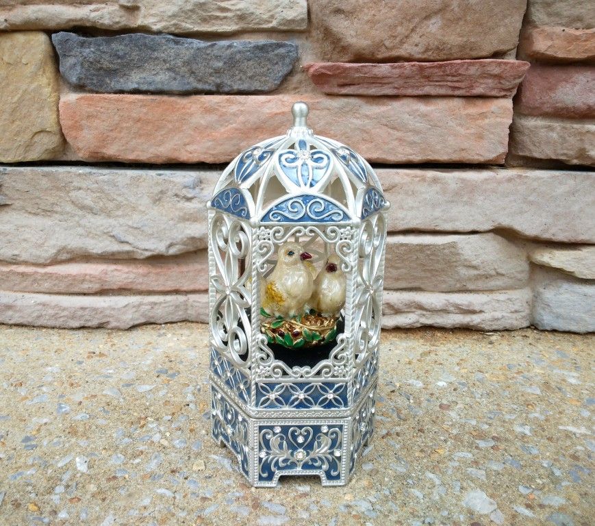 Vintage Sankyo (Turtle Doves) Ornate Birdcage Music Box