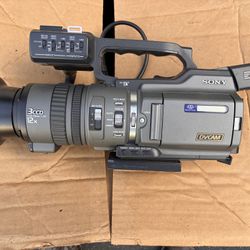 Sony DVCAM DSR-PD150 3CCD MiniDV Professional Camcorder