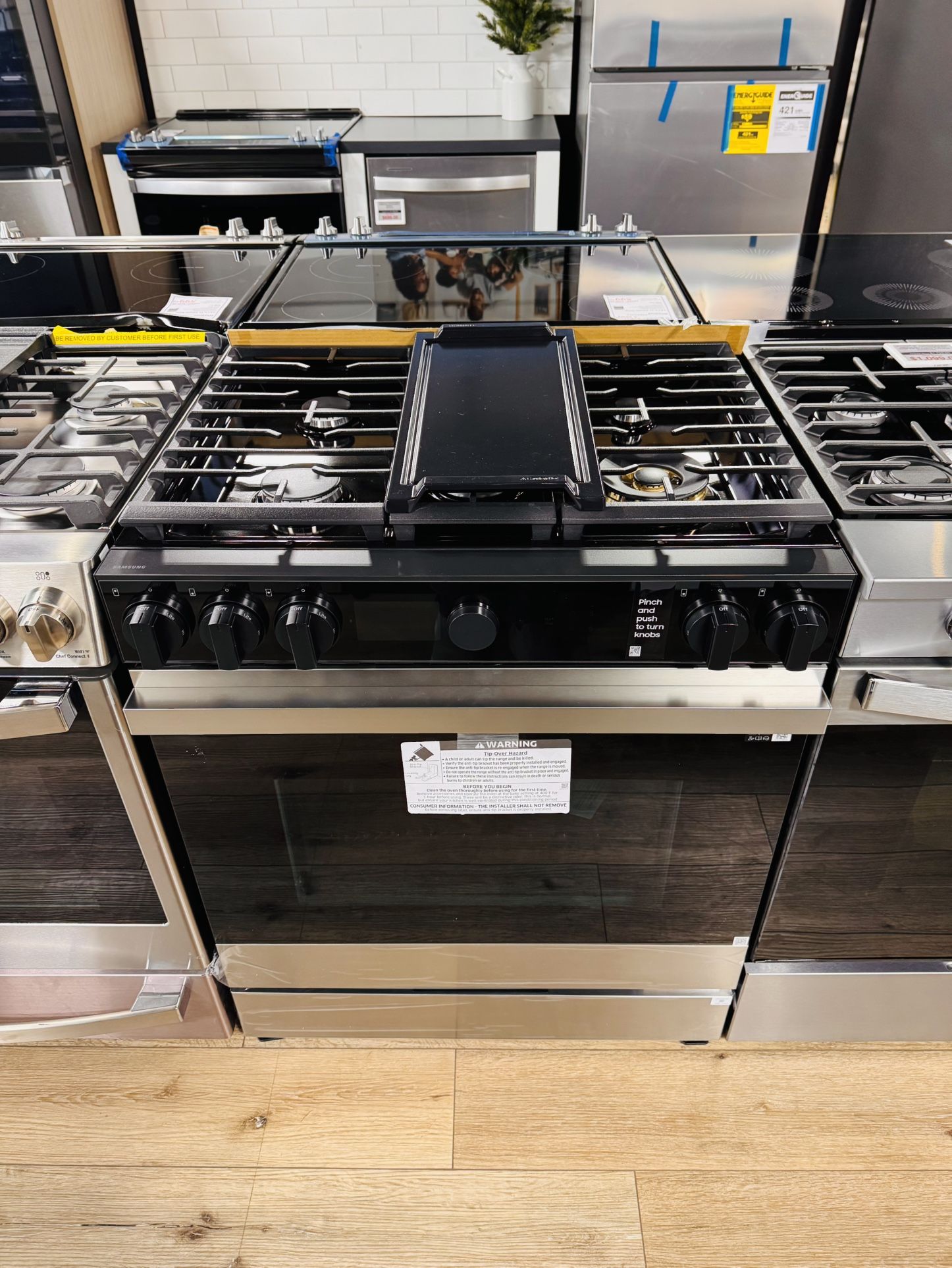 Brand-New Samsung BESPOKE Smart Slide-in Gas Range with True Convection and Air Fry in Stainless Steel NSG6D8500SR