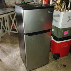 Refrigerator 