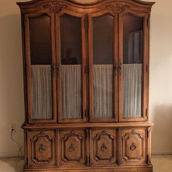 Vintage Thomasville French Provincial China Cabinet – Lighted Glass Display w/ Brass Grille