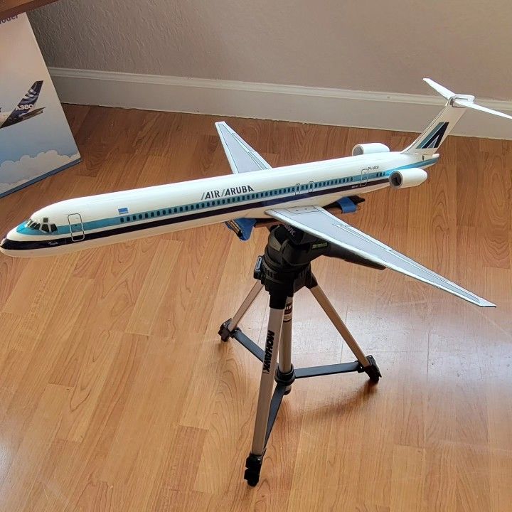 SCALE MODEL AIRPLANE MD-90 AIR ARUBA SCALE 1/72