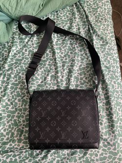 Louis Vuitton District PM Messenger Bag for Sale in Renton, WA - OfferUp
