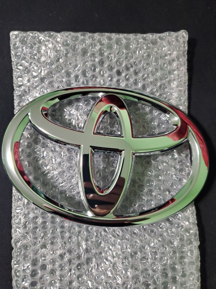 Toyota Front Grille Emblem Highlander 2010-2013 Chrome Black 90975-A2002